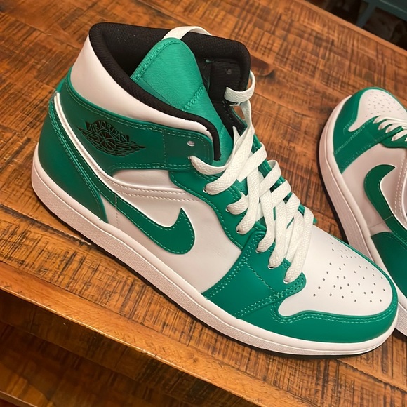[DQ8426-301] Mens Air Jordan 1 MID 'LUCKY GREEN'
NWOT! - Picture 2 of 8